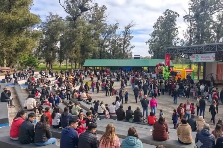 Vista amplia del anfiteatro del parque lleno de familias.