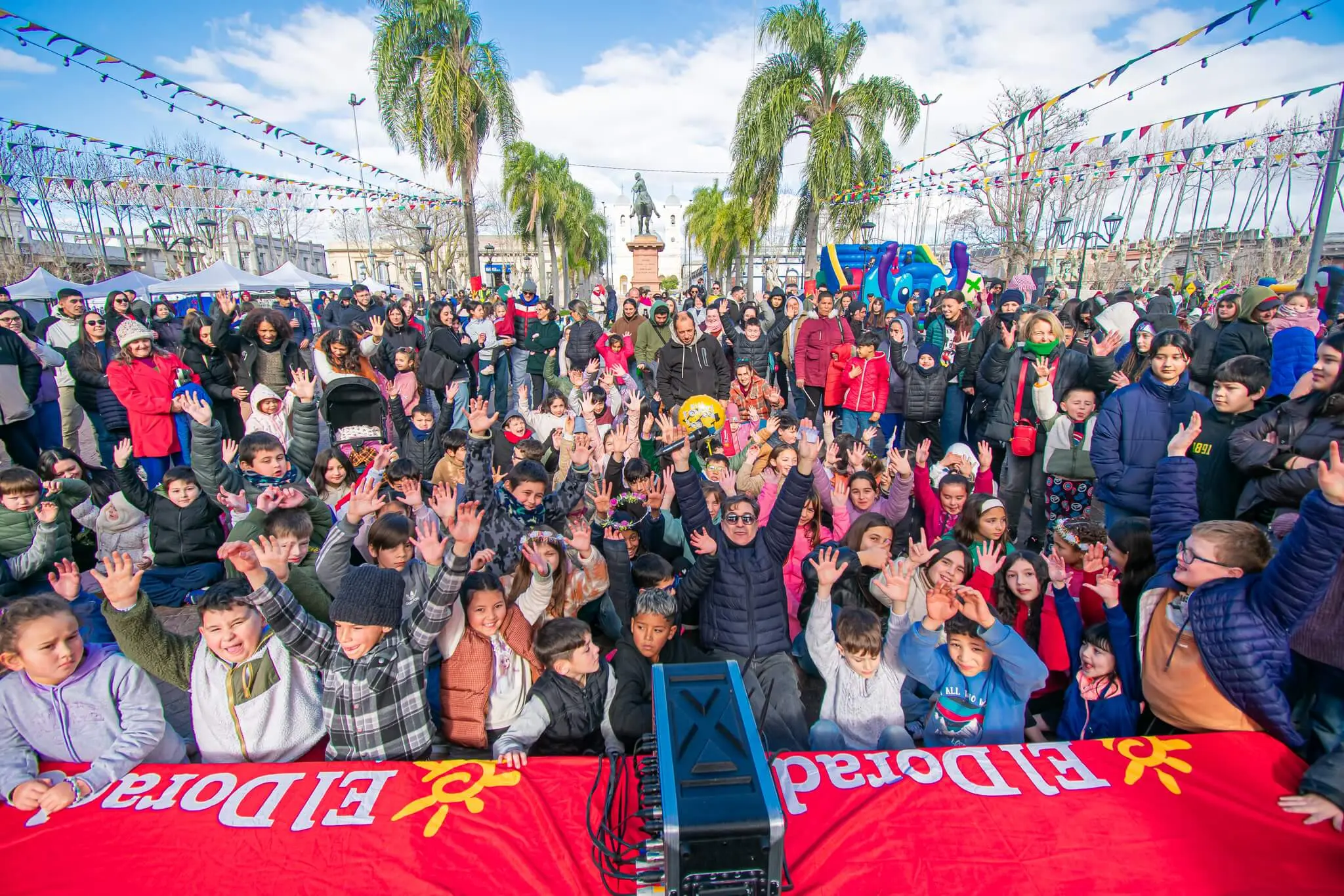 Multitud de niños frente al escenario de El Dorado en la Plaza Libertad.