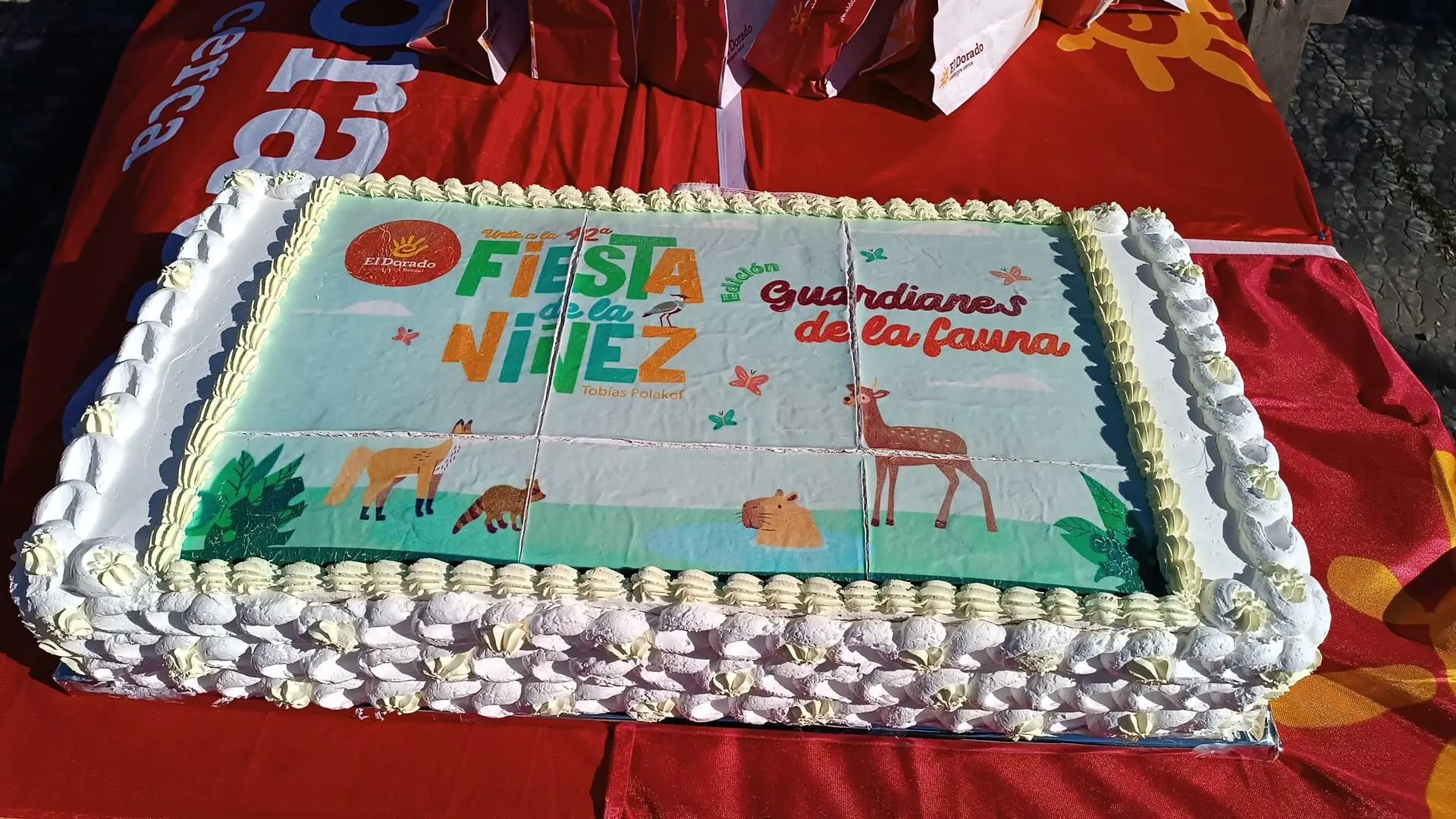 Torta de la Fiesta de la Niñez decorada con los animales de la edición Guardianes de la fauna.